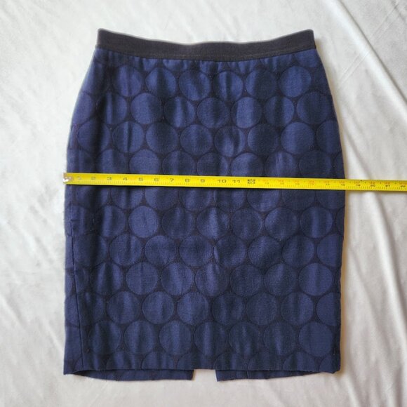 Ann Taylor Dot Jacquard Pencil Skirt | Navy Blue Circles | Size 6 - Picture 4 of 11